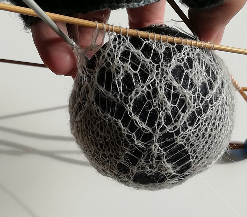 Fine Shetland Lace Magazine (PDF) Issue 2.2018 / A Lace Bauble